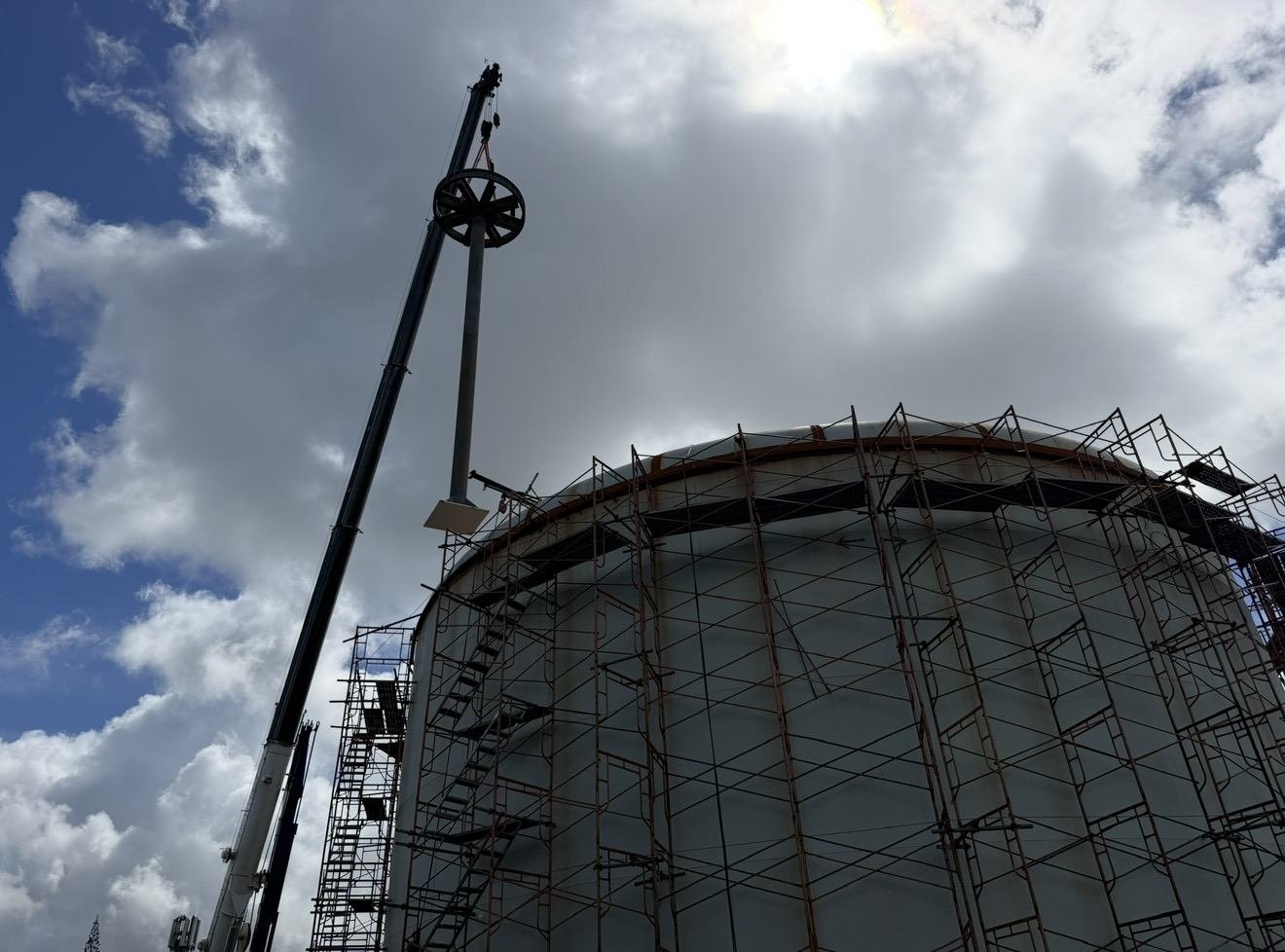 Lift over the scaffolded Malojloj tank against a cloudy sky